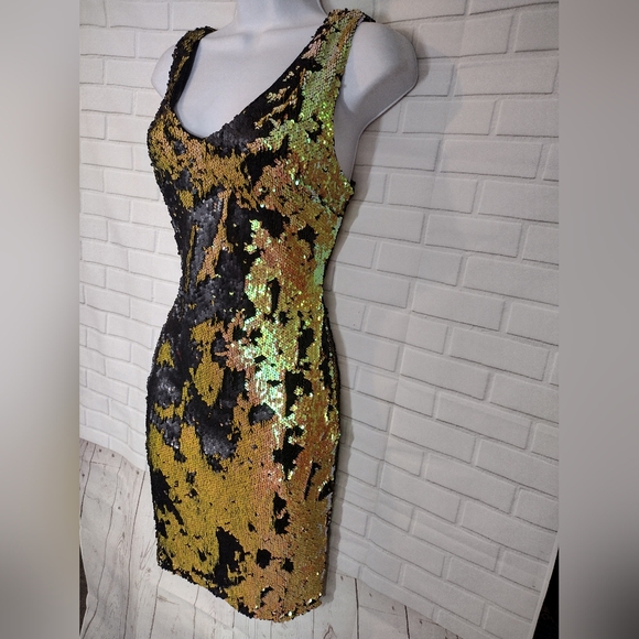 Aakaa Yellow Gold and Black Reversible Sequin Party Dress - Picture 4 of 8